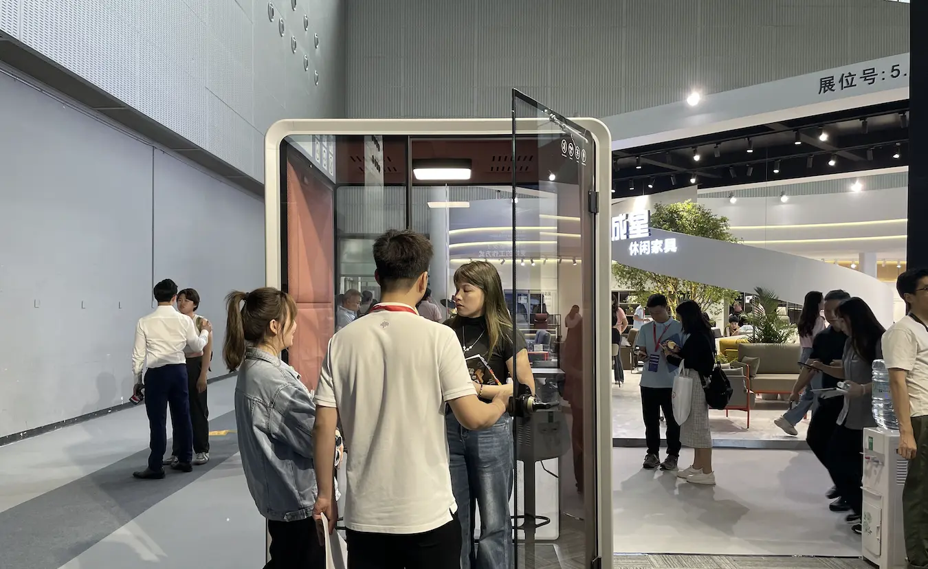 ciff2025-soundbox-acoustic-pod-with-visitor