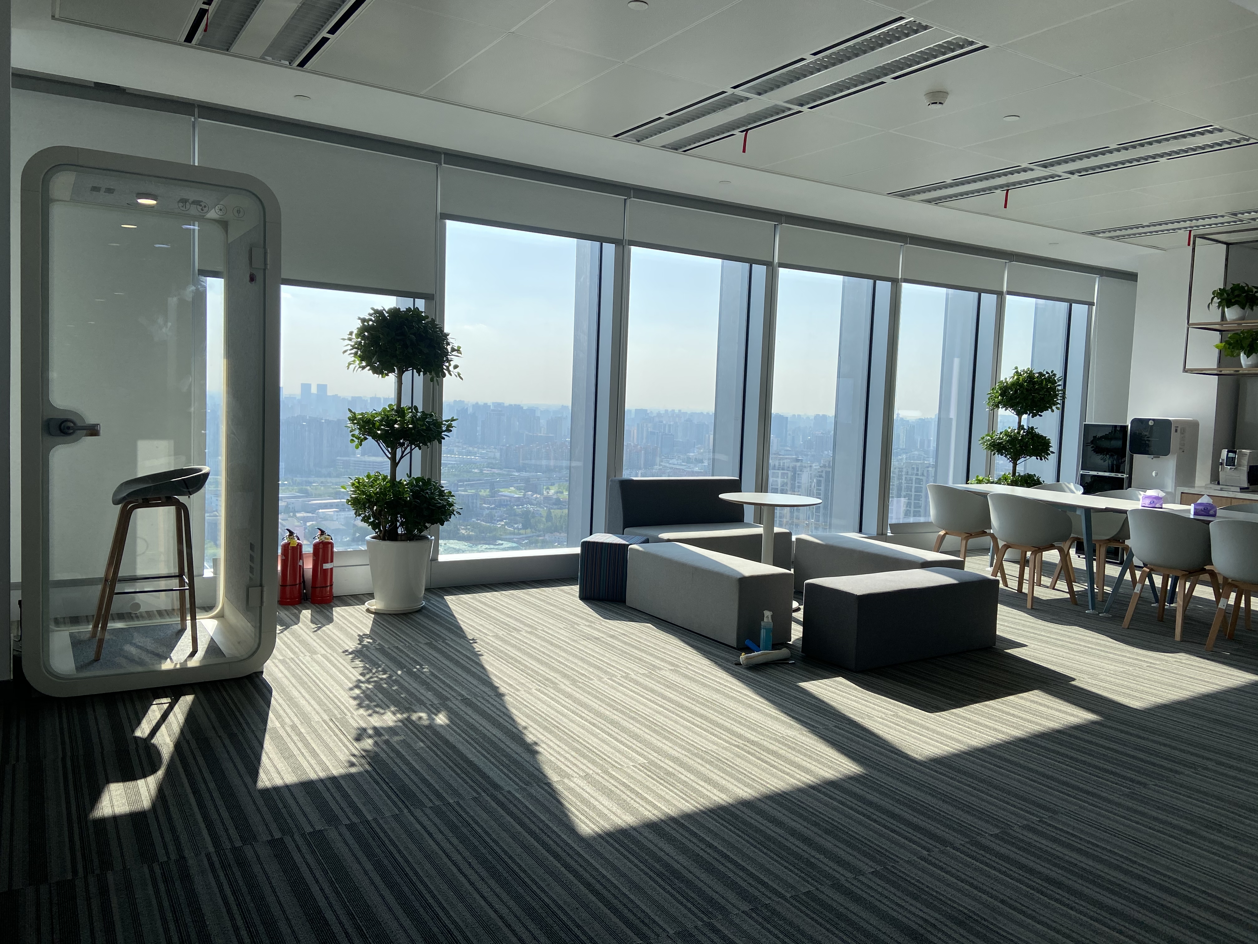 https://oss.soundbox-pod.com/markdown/TV-station-single-cabin_1766989805152.jpg