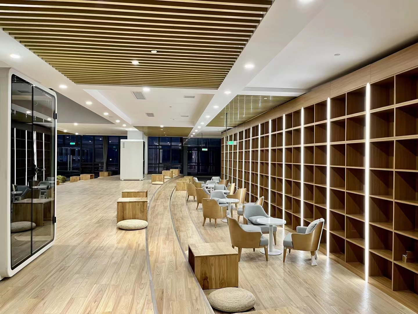 https://oss.soundbox-pod.com/markdown/business-school-silent-cabin_1766990741840.jpg
