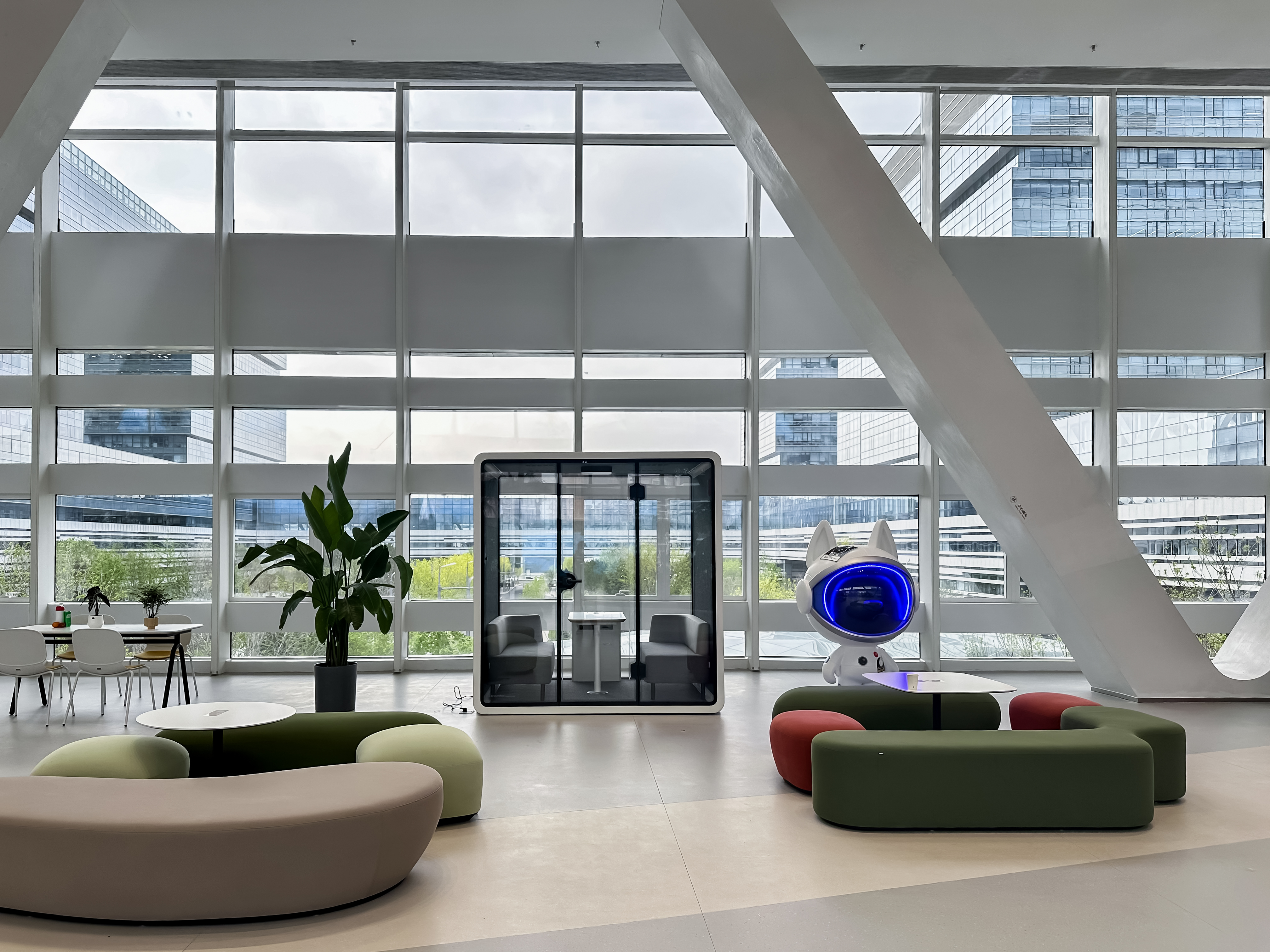 https://oss.soundbox-pod.com/markdown/lobby-soundproof-pod_1766712151043.JPG