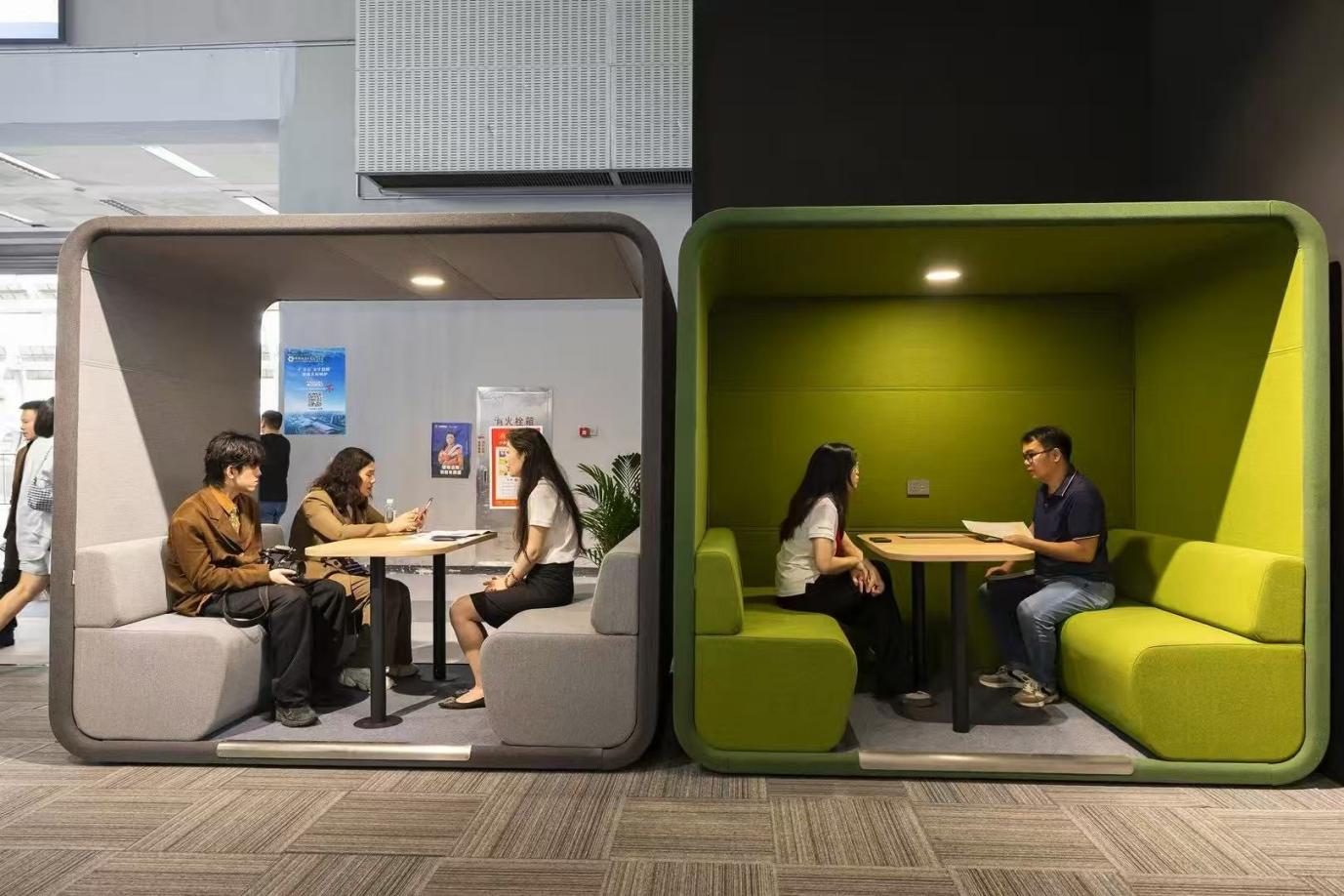 https://oss.soundbox-pod.com/markdown/meeting-in-soundproof-cabin_1766029135477.jpg