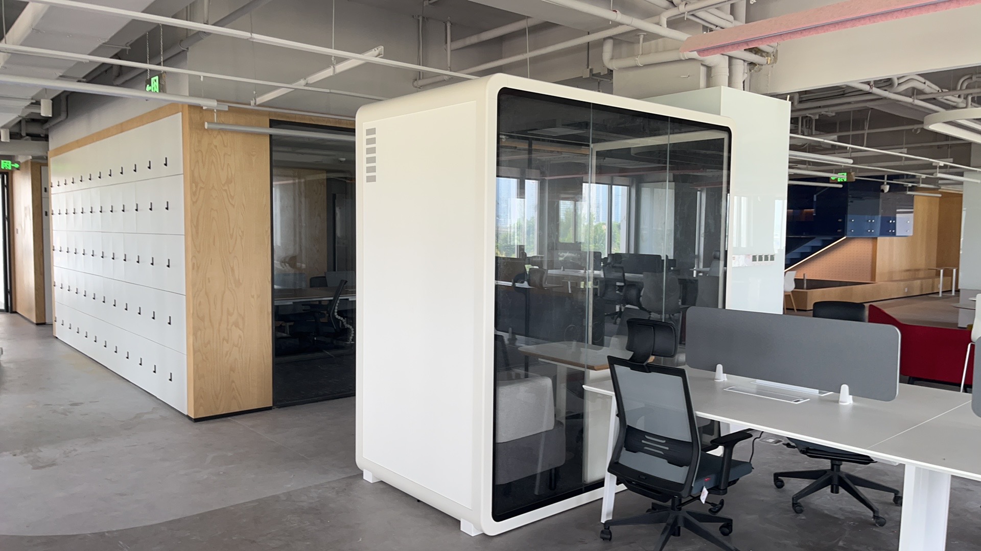 https://oss.soundbox-pod.com/markdown/office-slience-booth_1767859702564.jpg