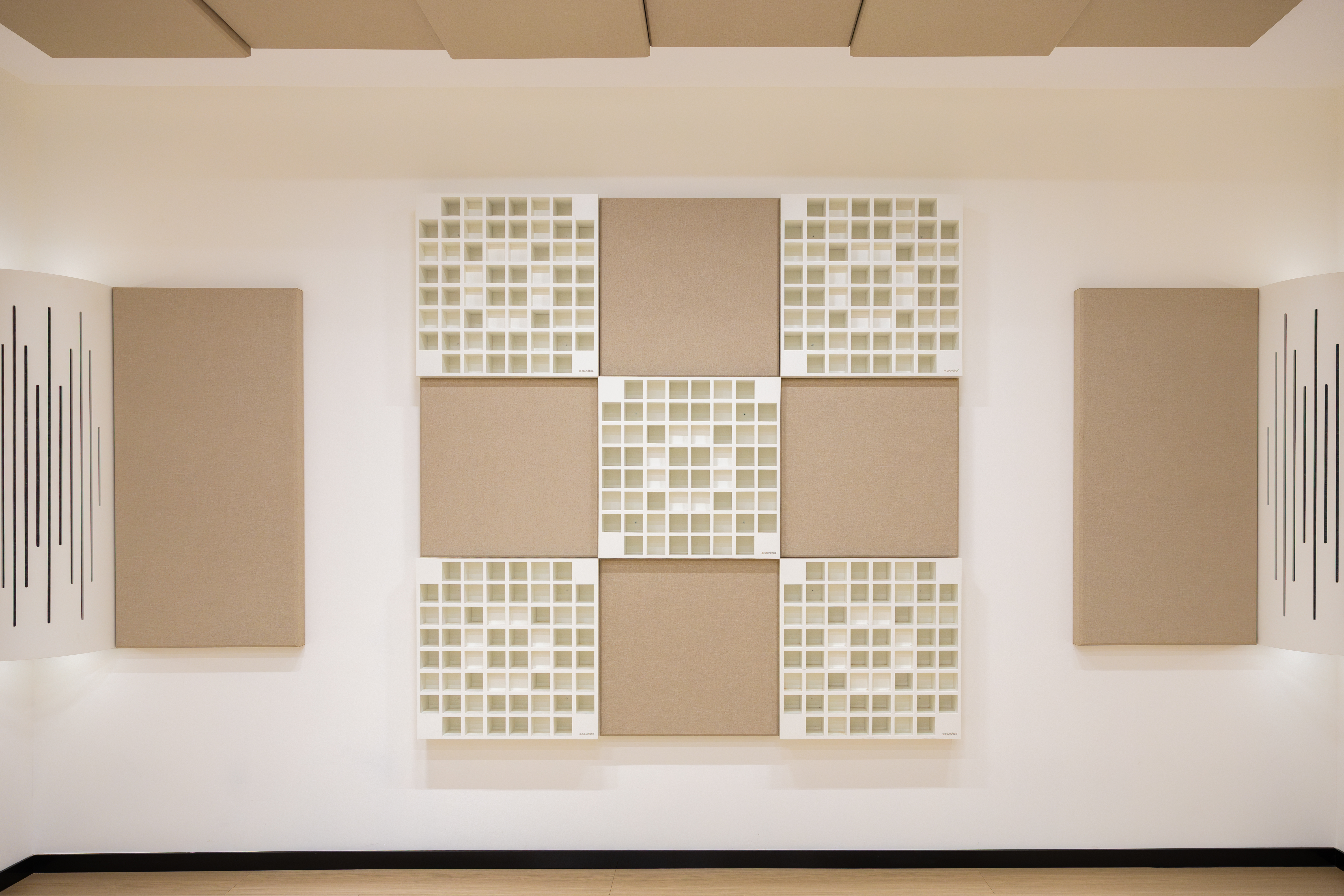 https://oss.soundbox-pod.com/markdown/recording-studio-acoustic-panel_1767776913329.jpg