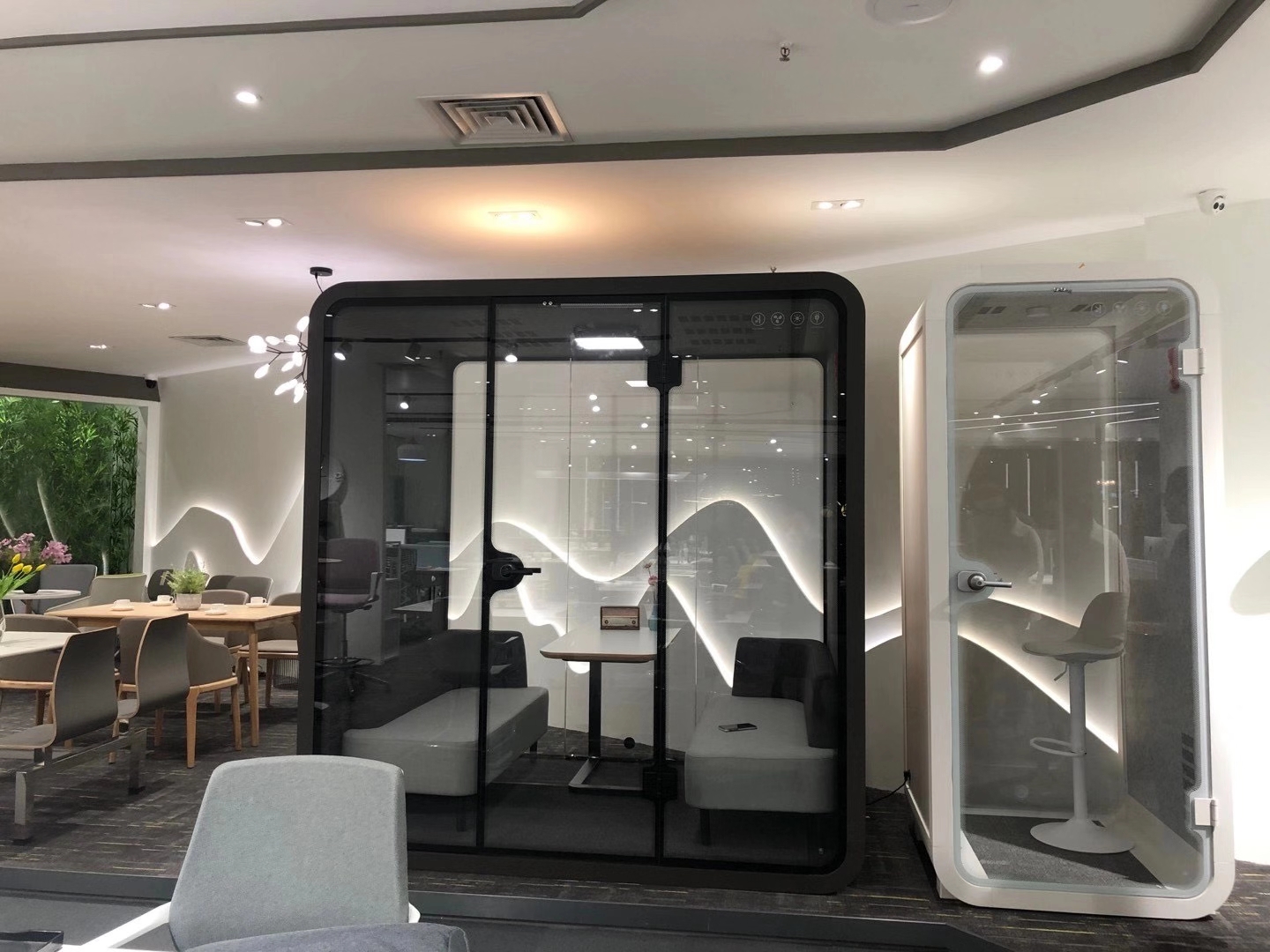 https://oss.soundbox-pod.com/markdown/showroom-slience-booth_1767842614766.jpg