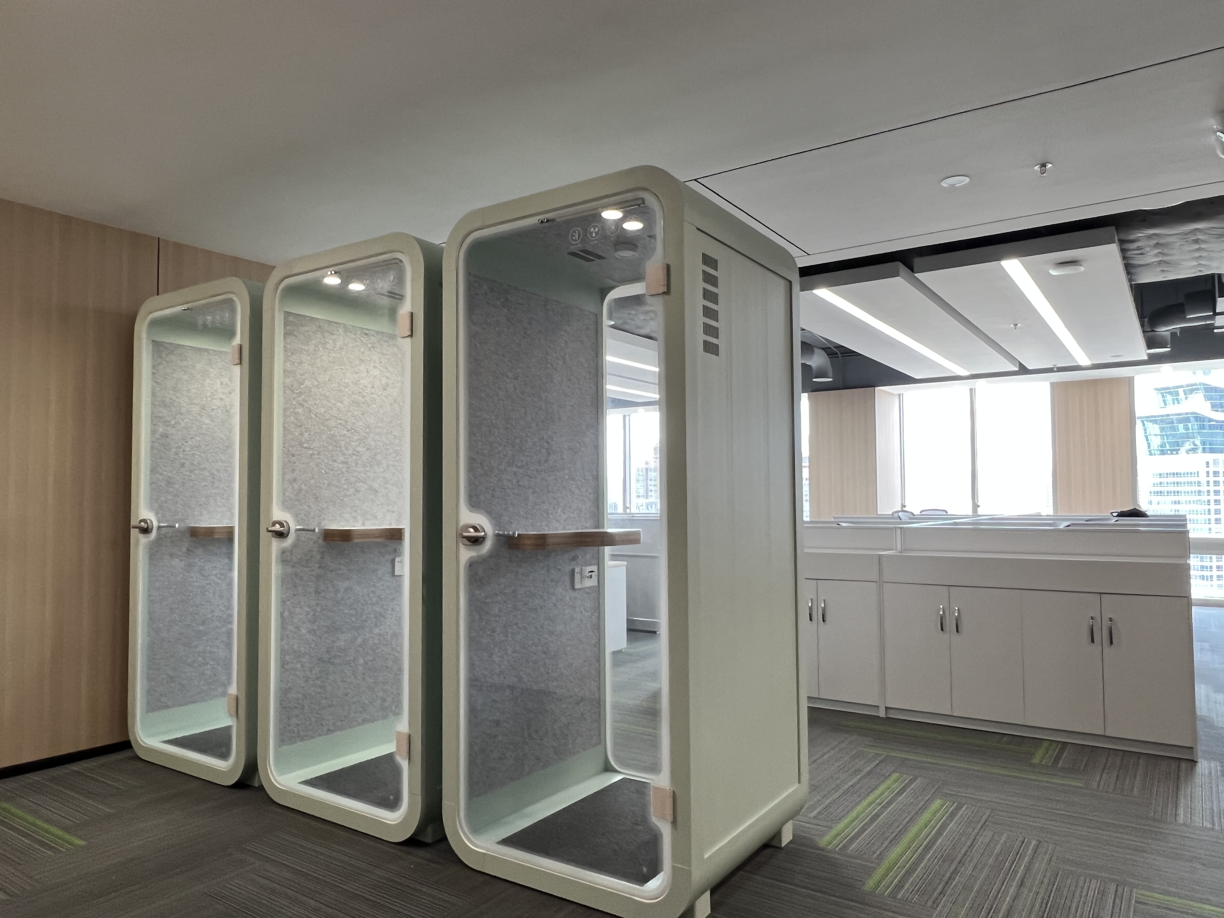 https://oss.soundbox-pod.com/markdown/three-single-cabins_1766988790985.jpg